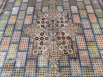 Sino-persisk silketeppe 6,4 x 9,9, svært fint håndknyttet teppe, paneldesign i flere farger, silketuster på silkebase, håndlaget vintage