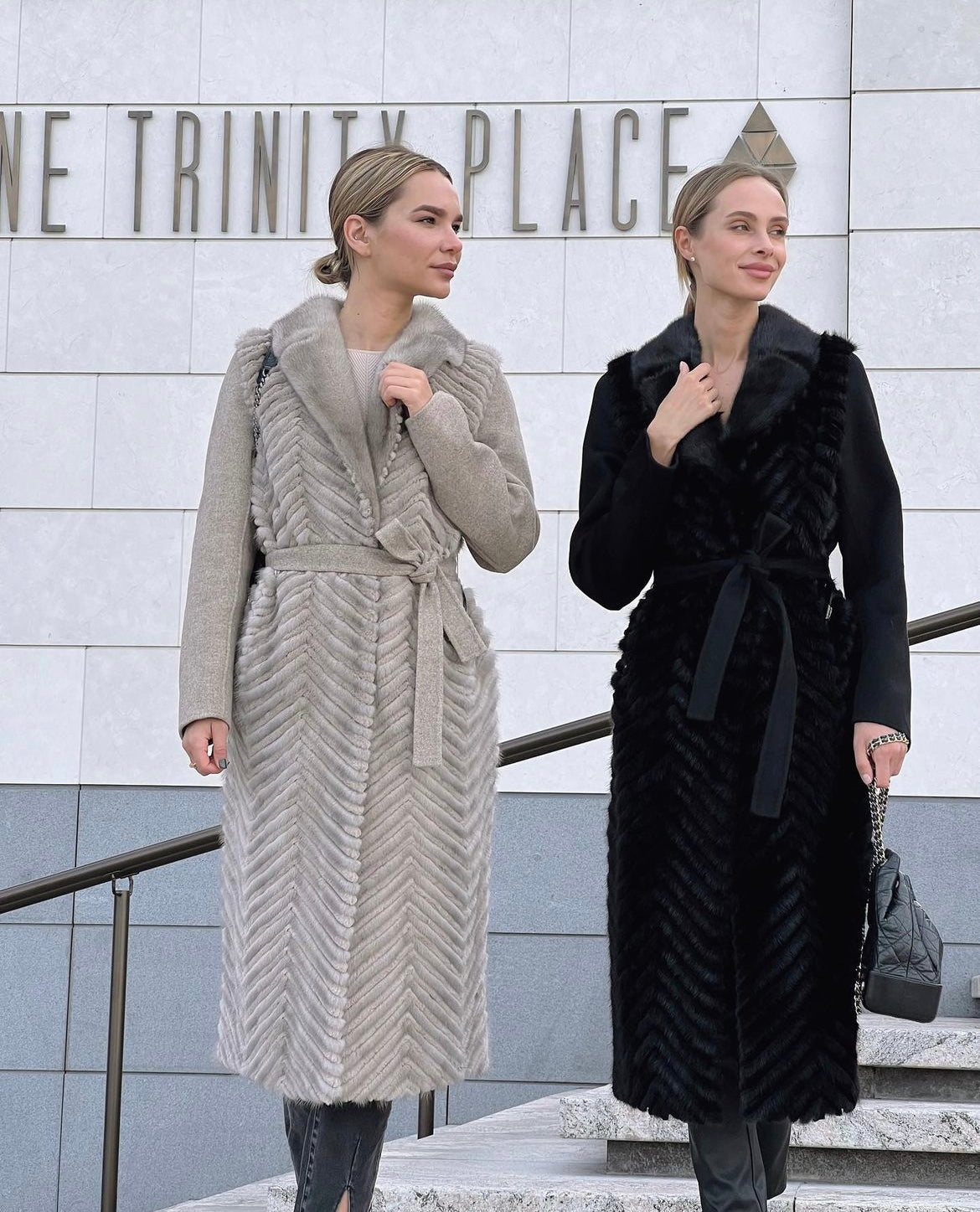 Cappotto in lana vergine con bordo in pelliccia di visone autentica e pelliccia di rex beige