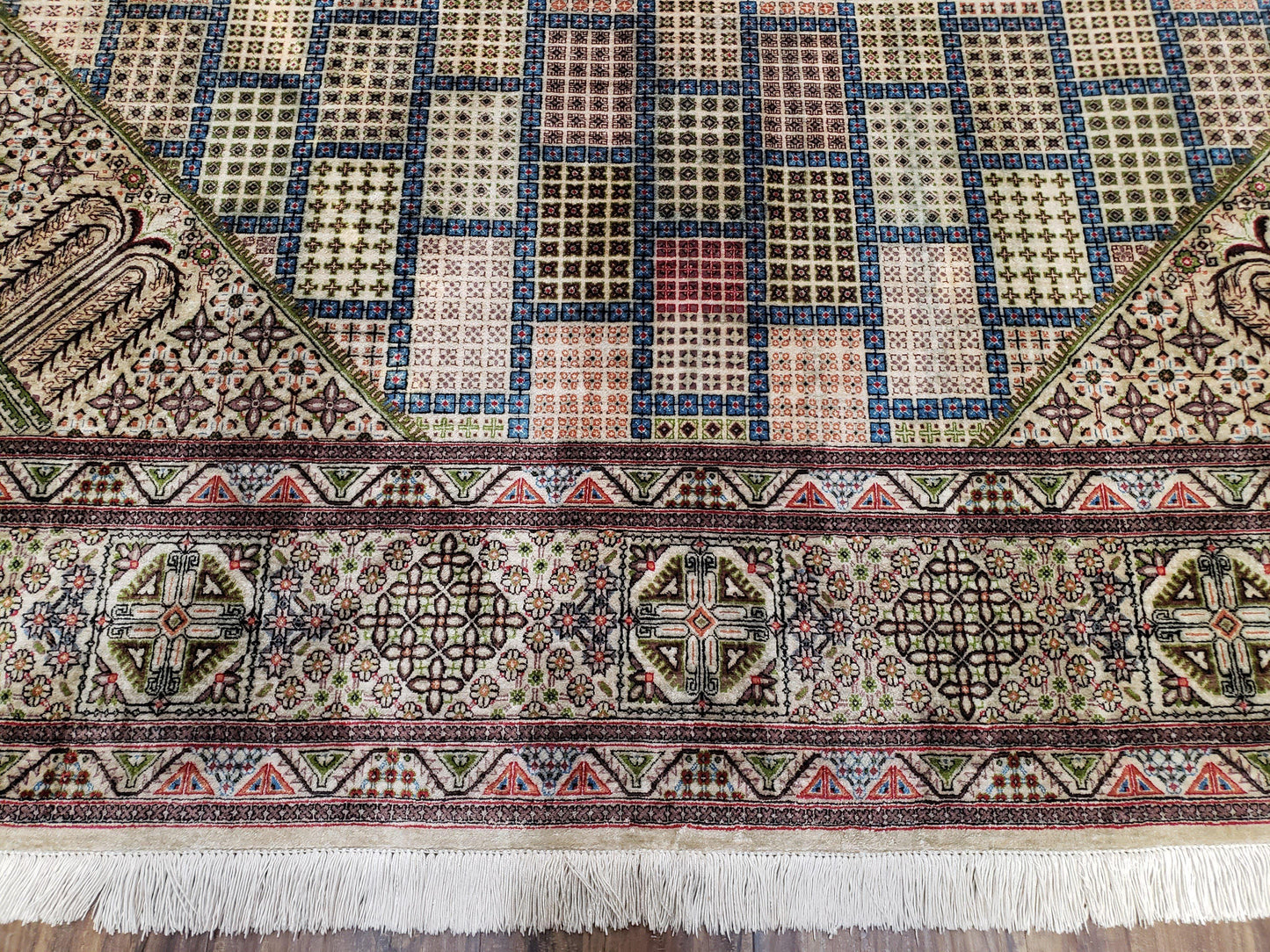 Sino-persisk silketeppe 6,4 x 9,9, svært fint håndknyttet teppe, paneldesign i flere farger, silketuster på silkebase, håndlaget vintage