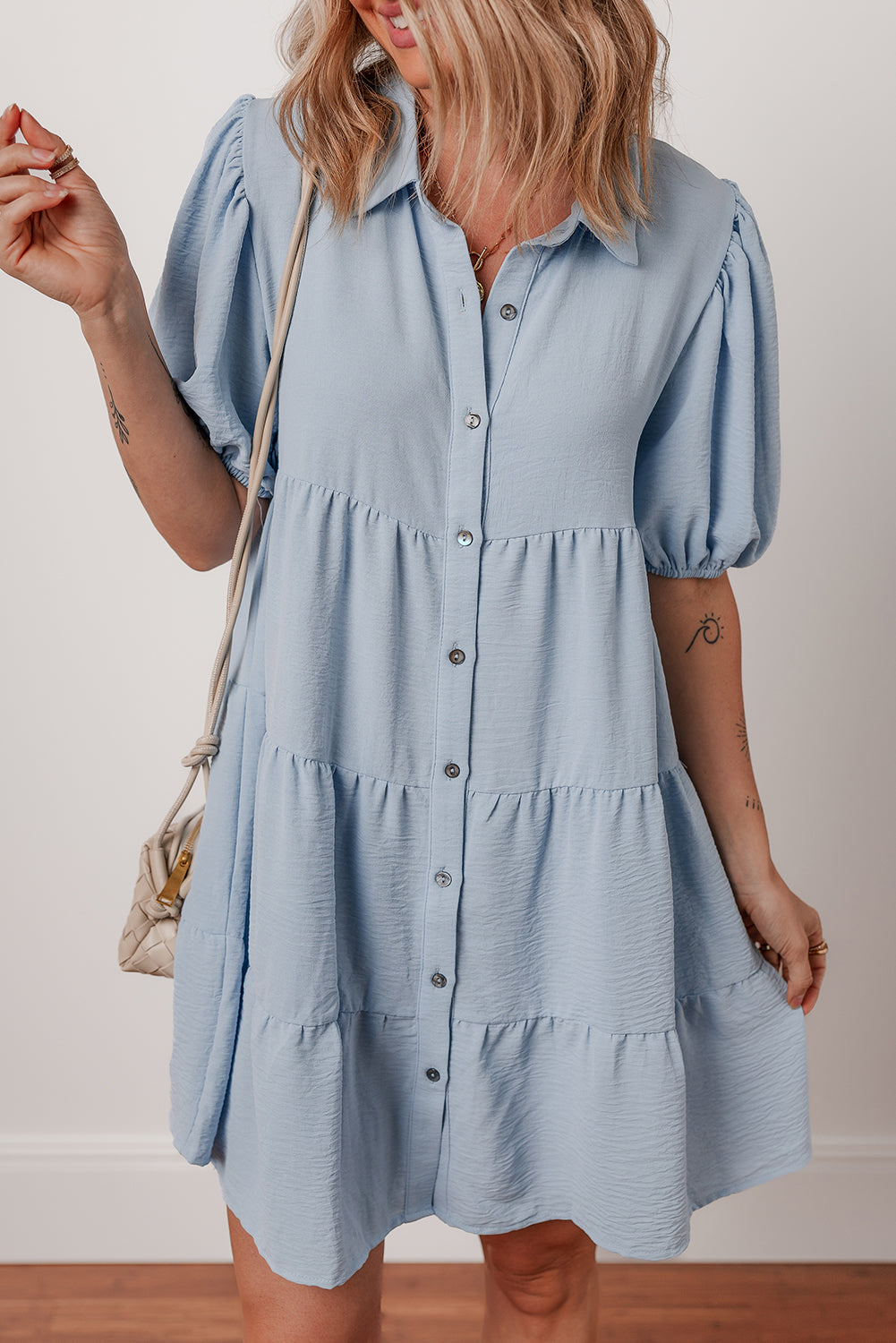 Vestito a balze con colletto camicia Arya, bottoni e maniche a sbuffo