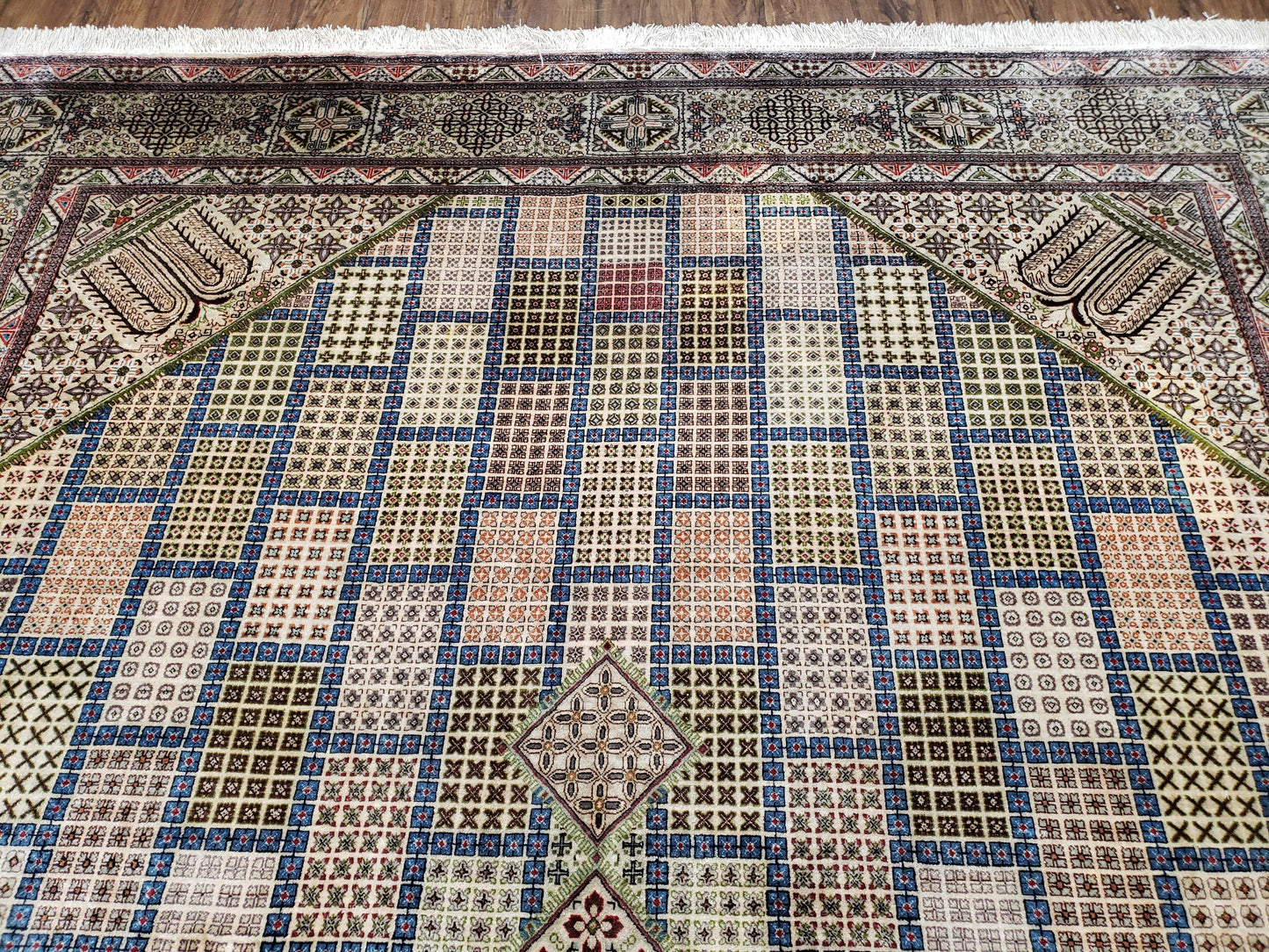 Sino-persisk silketeppe 6,4 x 9,9, svært fint håndknyttet teppe, paneldesign i flere farger, silketuster på silkebase, håndlaget vintage