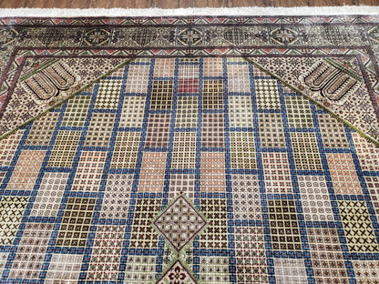 Sino-persisk silketeppe 6,4 x 9,9, svært fint håndknyttet teppe, paneldesign i flere farger, silketuster på silkebase, håndlaget vintage