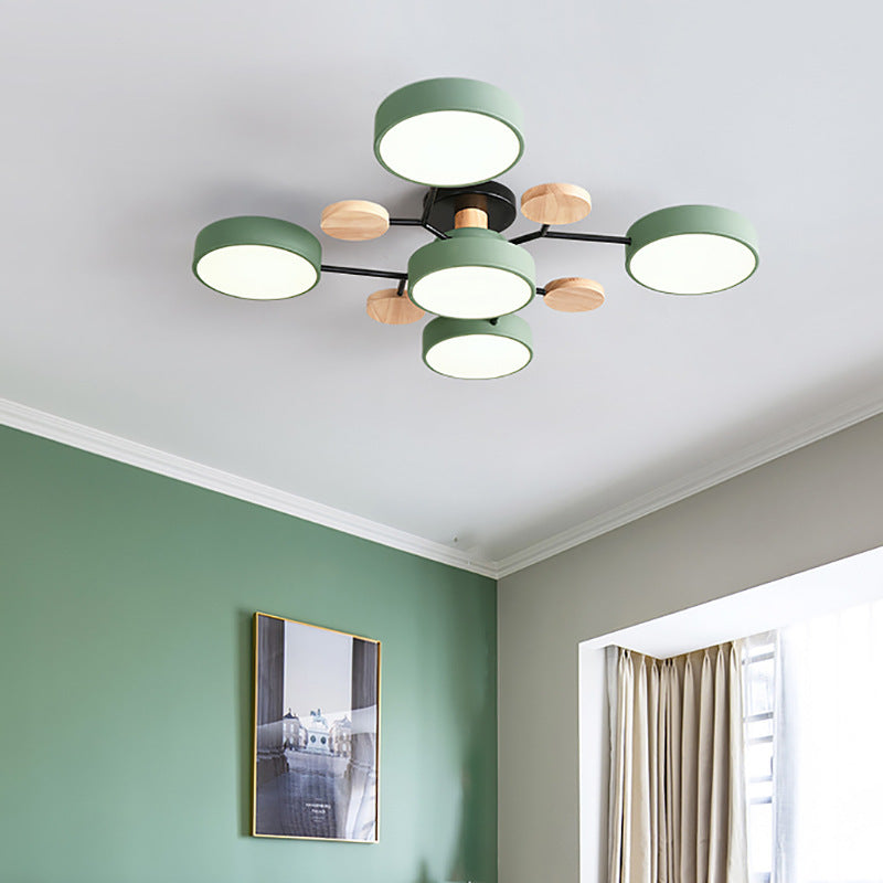 Osvětlení kreativního moderního minimalistického malého bytu