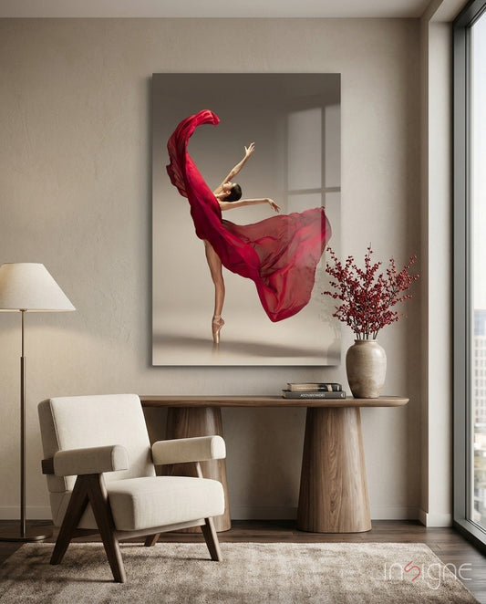 Arte de pared de cristal con bailarina arabesco en vestido rojo