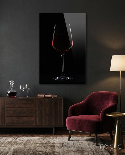Arte en pared de vidrio negro con copa de vino tinto medio llena