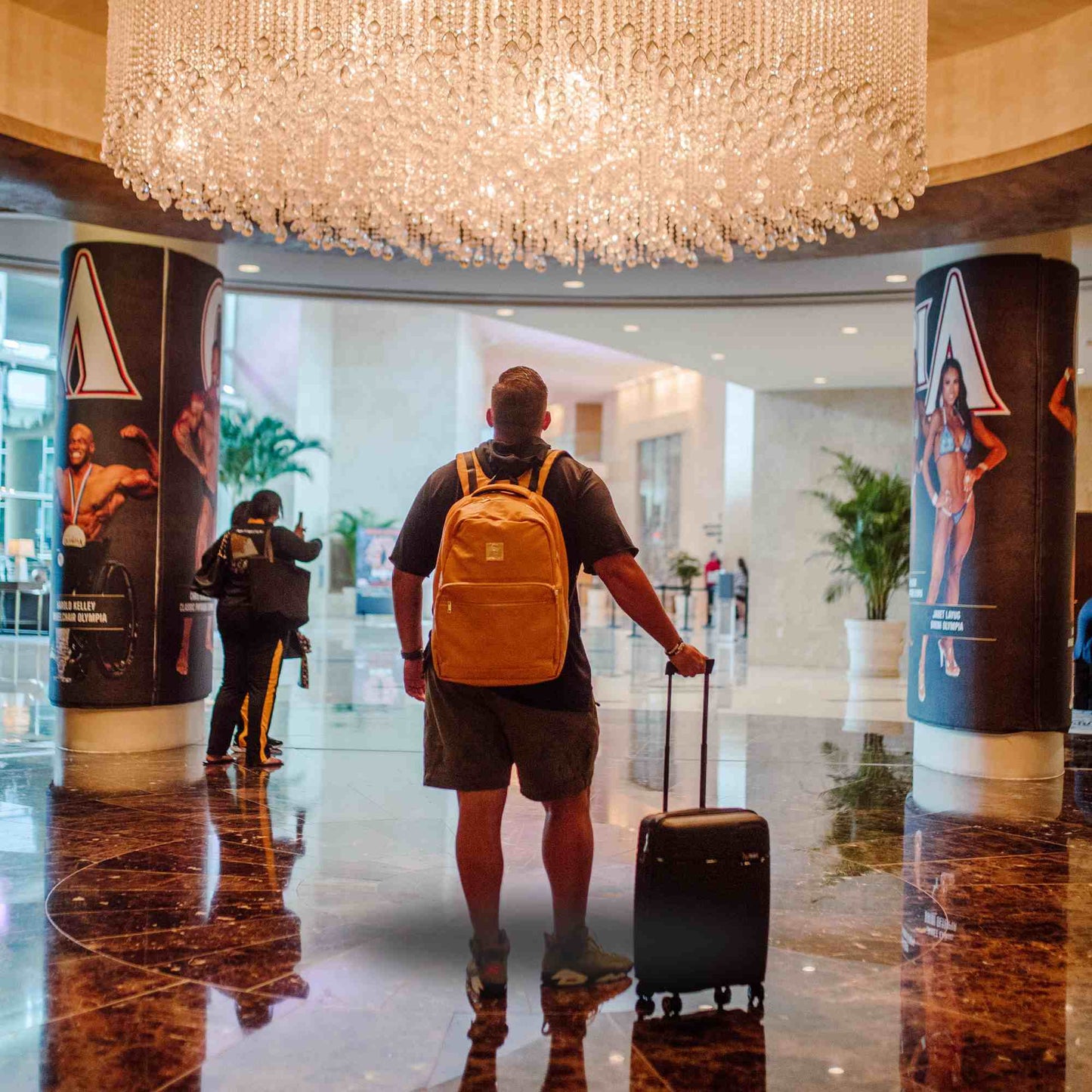 Equipaje de mano rígido negro de 20 pulgadas con ruedas giratorias 360°