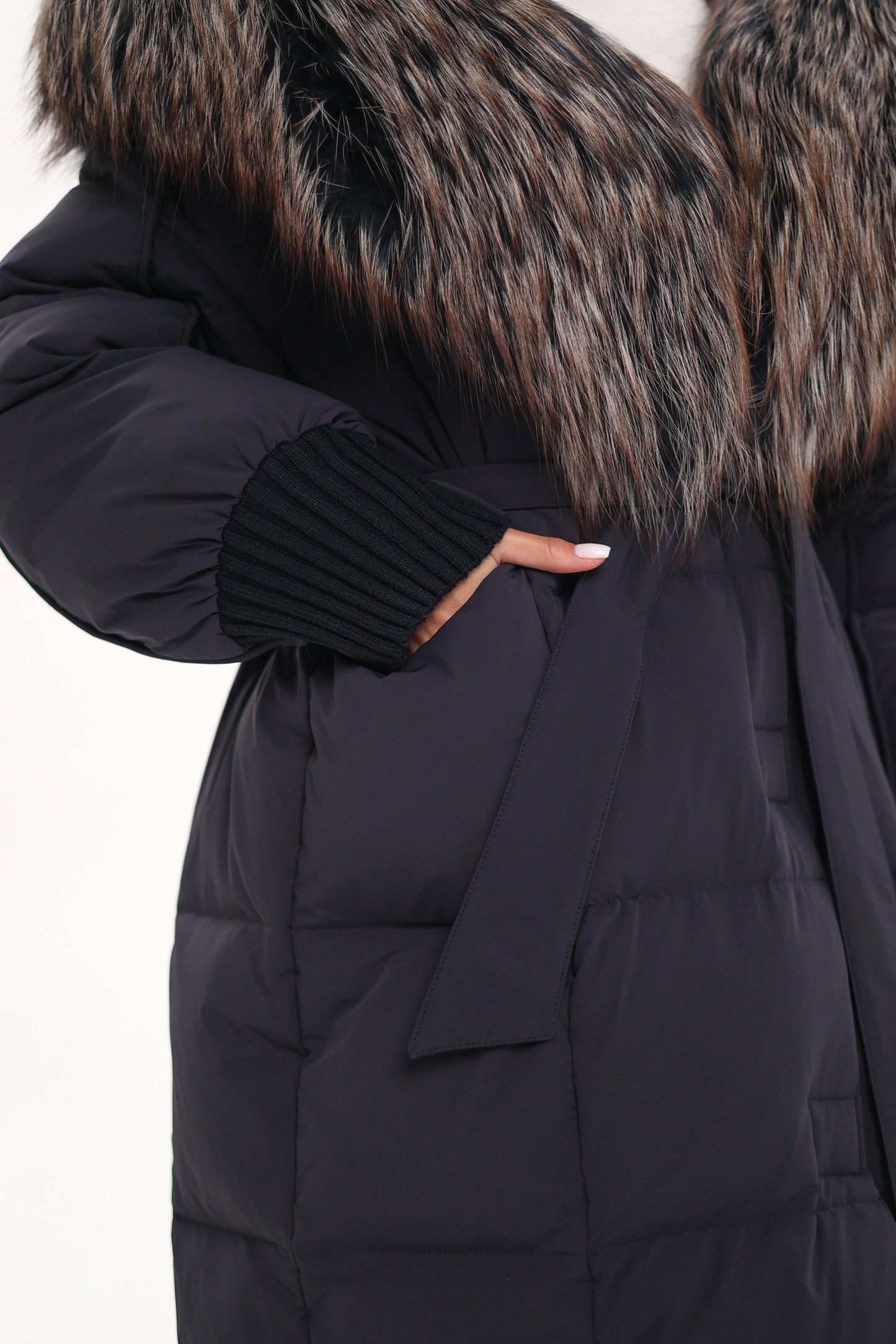 Cappotto imbottito con cappuccio e rifinitura in pelliccia autentica Rei, colore blu navy