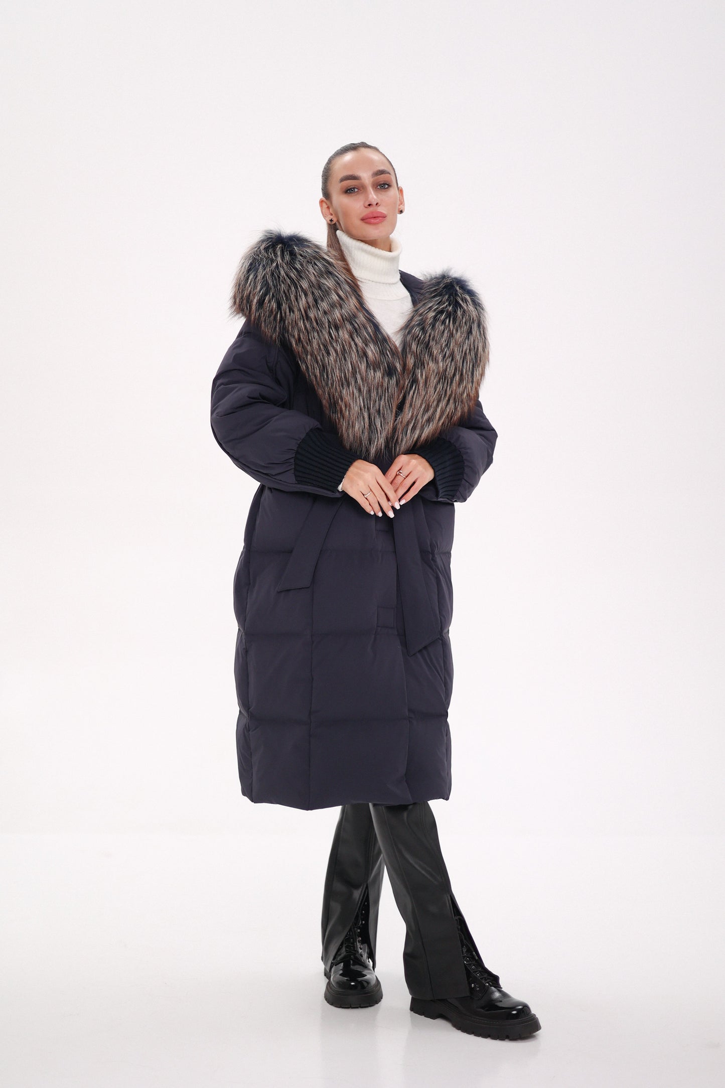 Cappotto imbottito con cappuccio e rifinitura in pelliccia autentica Rei, colore blu navy