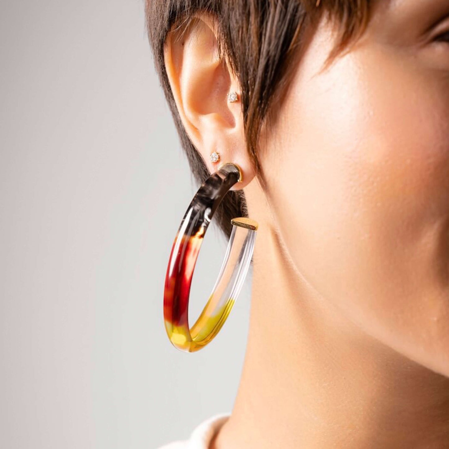 Batik Slip-On Lucite Armreif in Earth