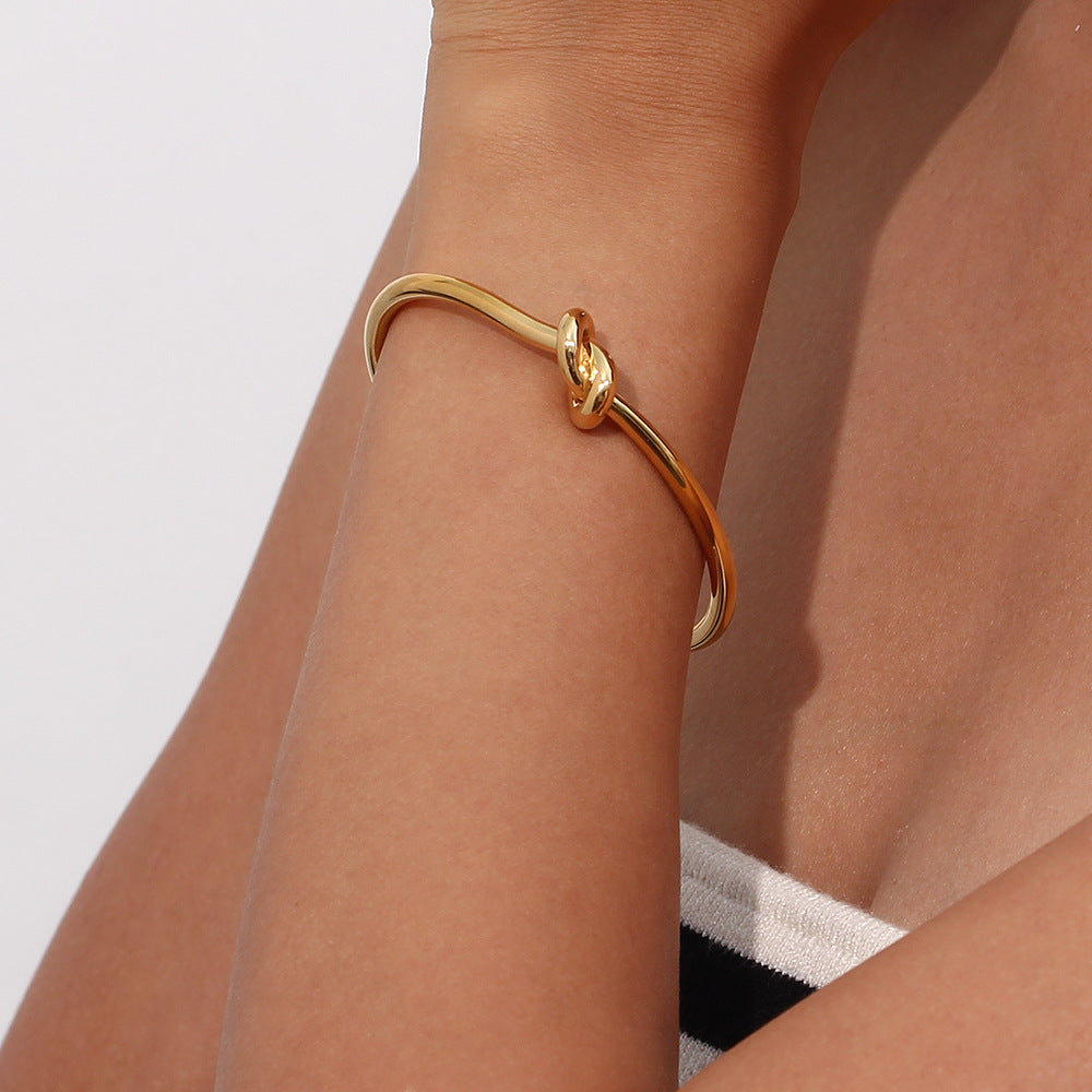 Elegant 18k Gold Bangle | Waterproof and Hypoallergenic Design 4