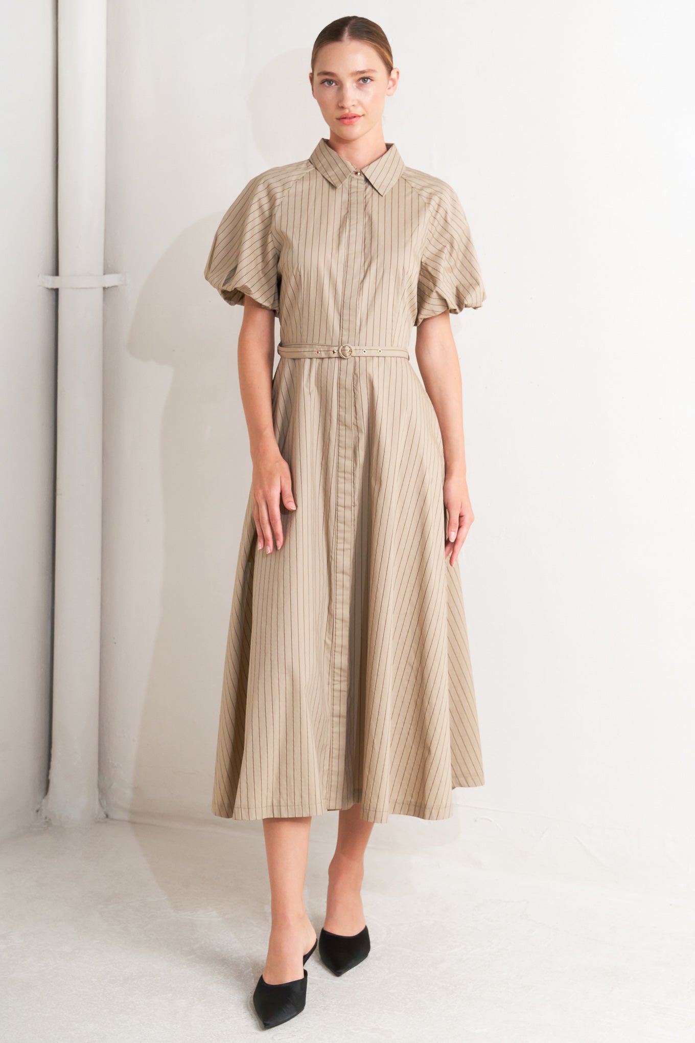 Vestito midi classico neutro in tessuto intrecciato