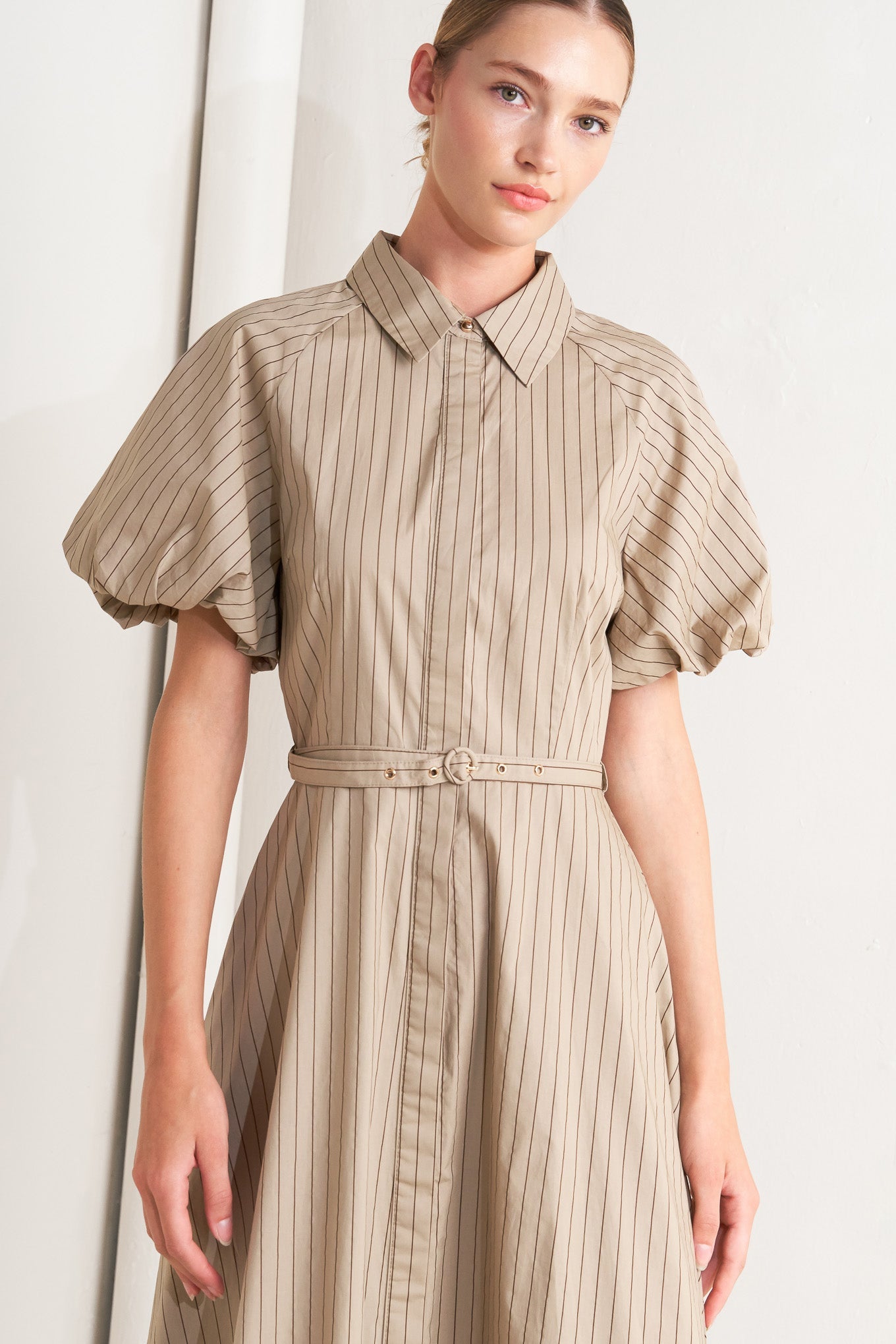 Vestito midi classico neutro in tessuto intrecciato