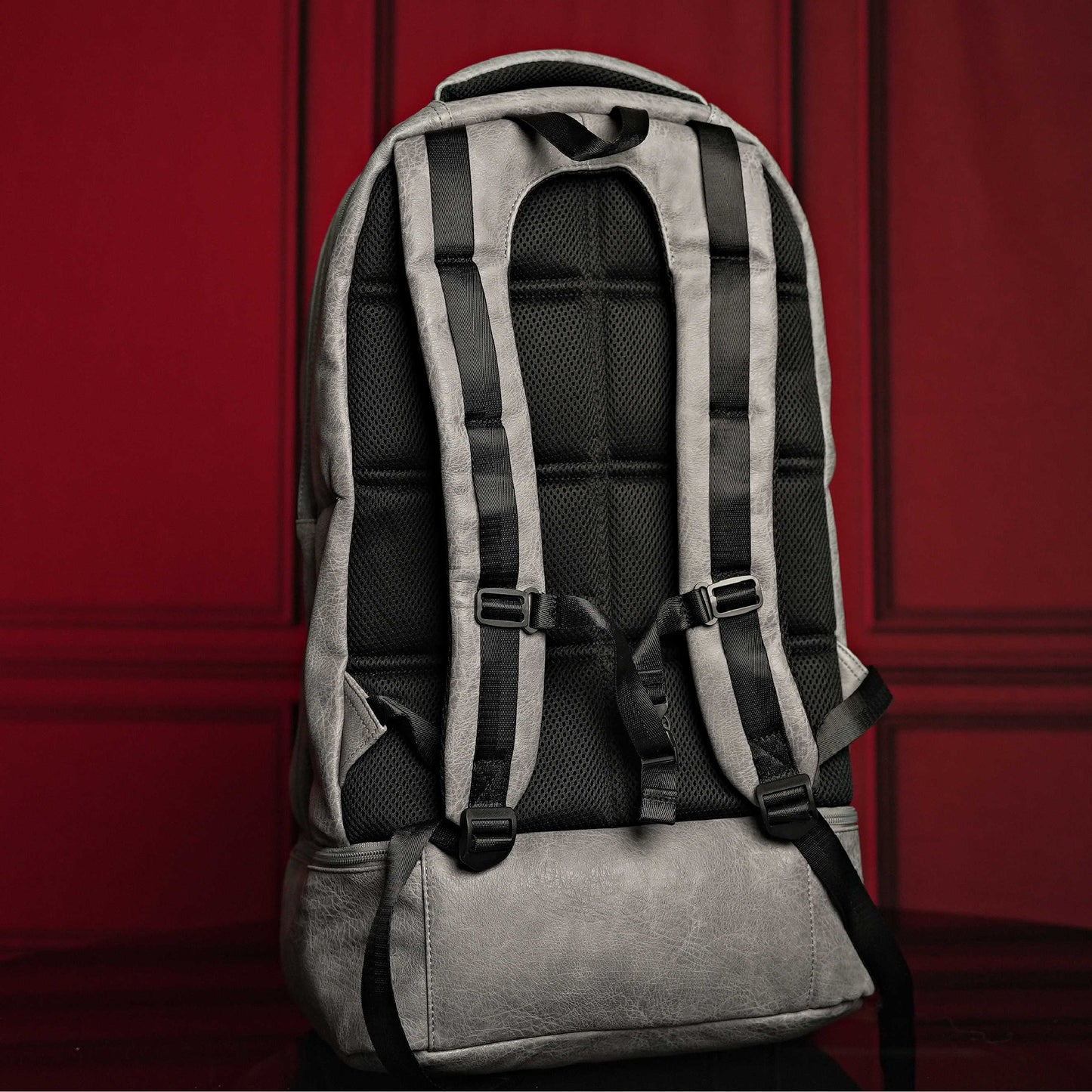 Grijze leren handbagage gepatenteerde rugzak