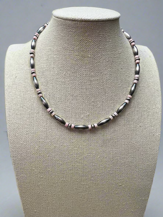 Torpedo-Choker aus Sterlingsilber mit Perlen und rosa Kegelschnecke