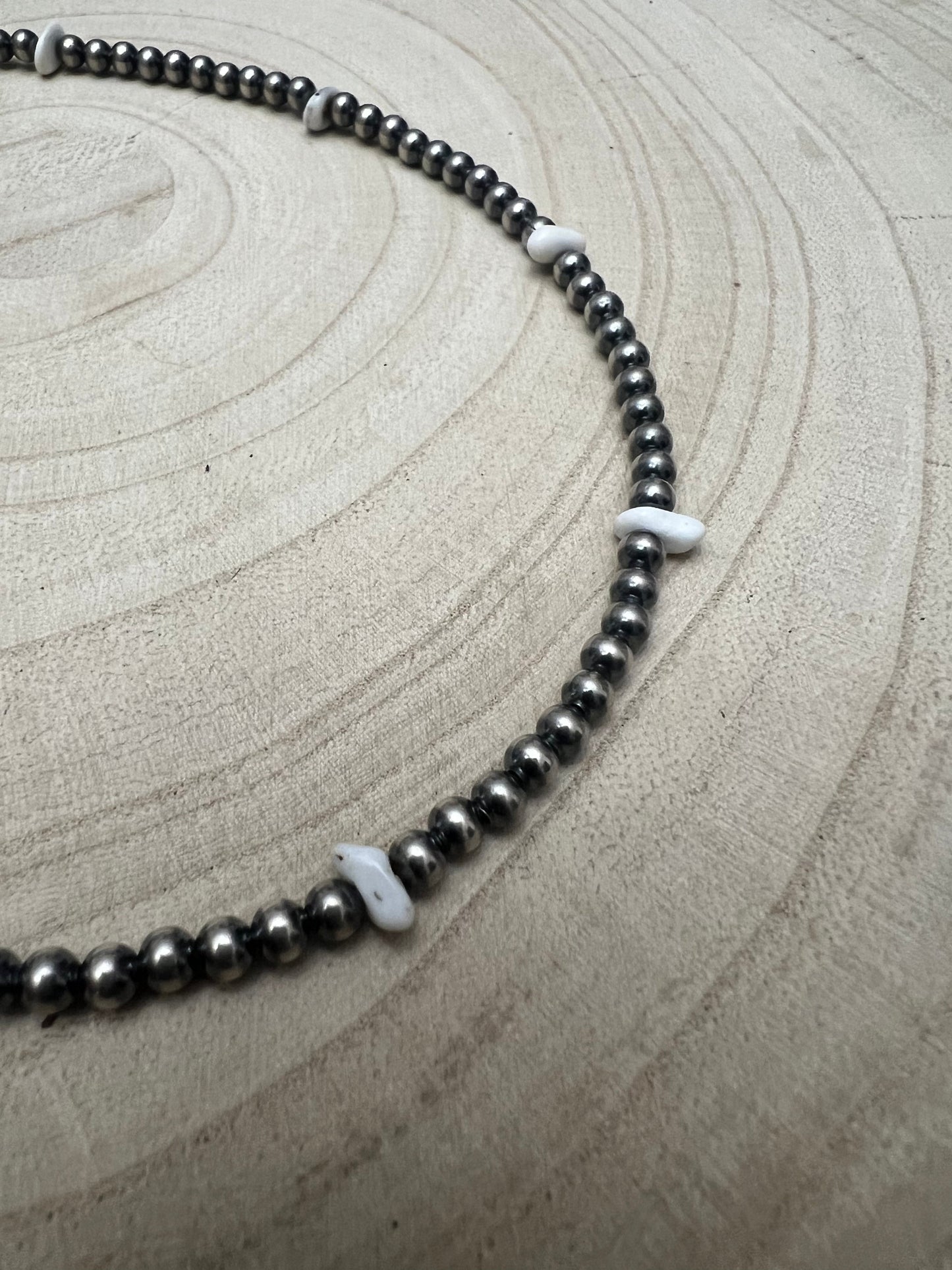 4mm Biały Bawoli i Srebrny Perłowy Naszyjnik Choker - 14 cali