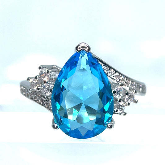 Królewski pierścionek Royal Aqua w kształcie łzy