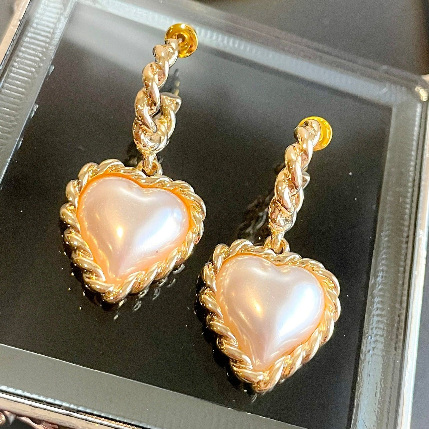 Orecchini a cerchio con cuore di perla