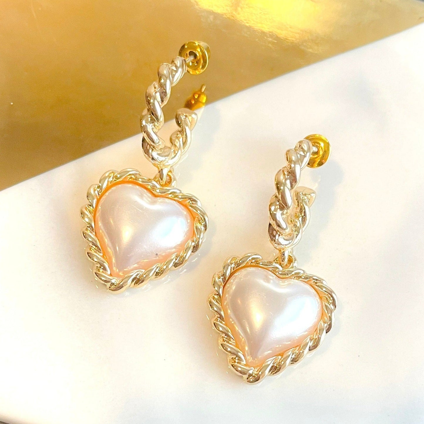 Orecchini a cerchio con cuore di perla