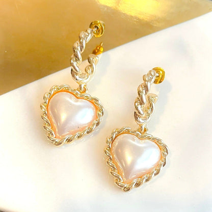 Orecchini a cerchio con cuore di perla