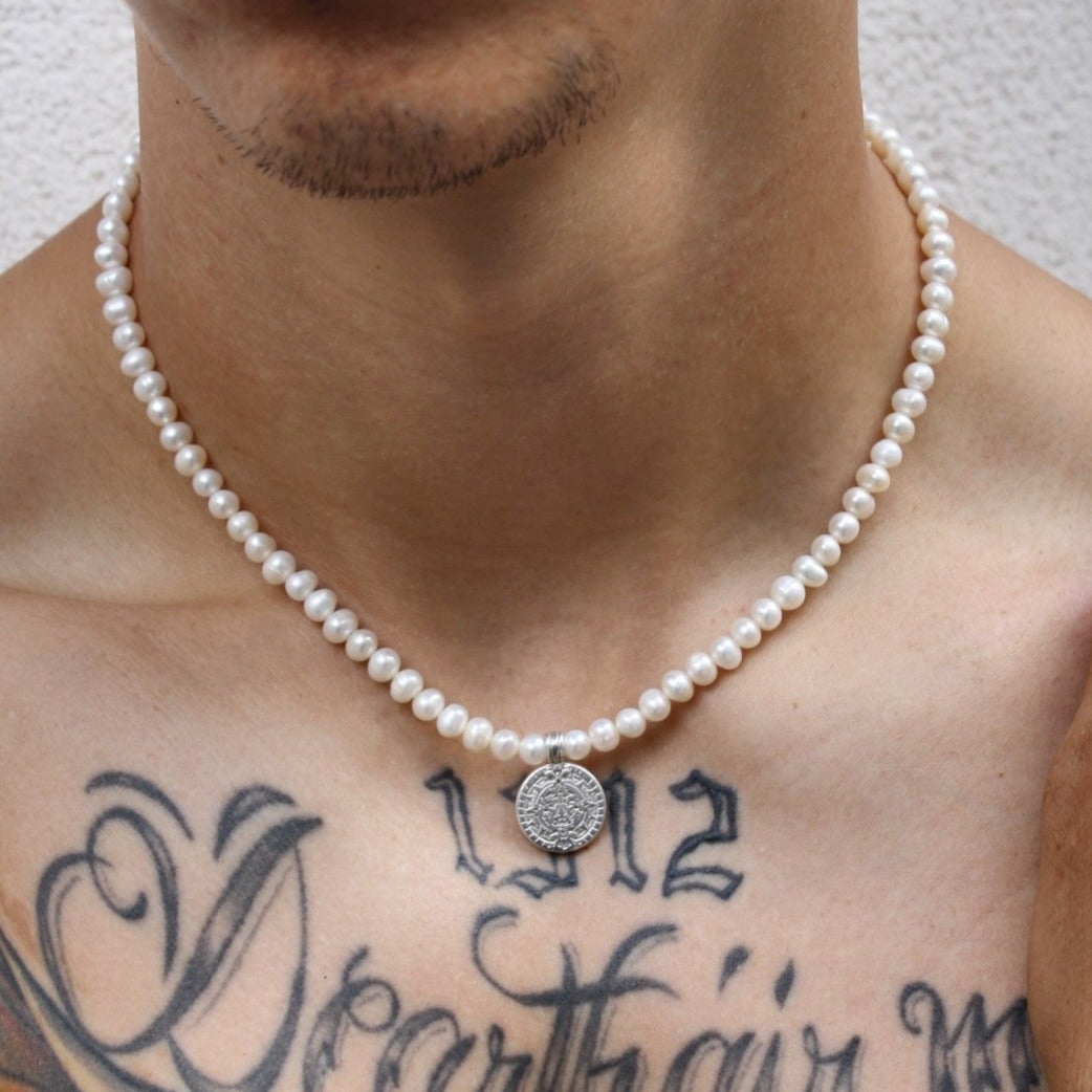 Naszyjnik z białą perłą i monetą