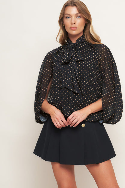 Top intrecciato chic a pois di mezzanotte