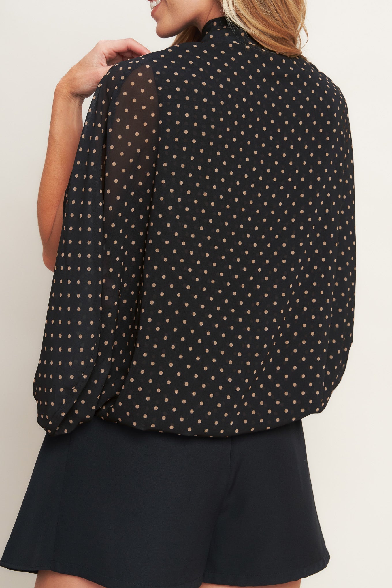 Top intrecciato chic a pois di mezzanotte