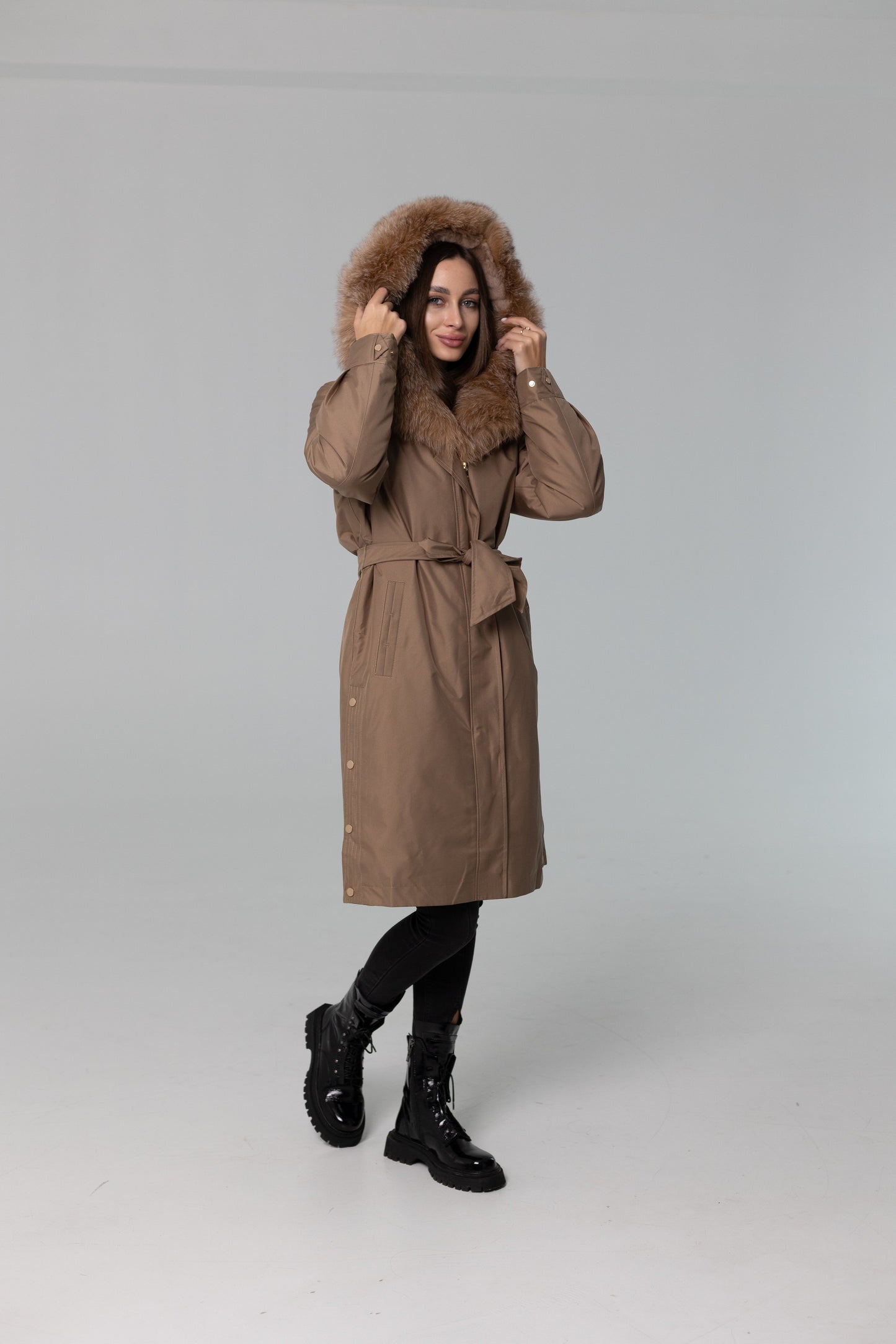 Parka isolato con pelliccia di coniglio e rifinitura in vera pelliccia di volpe