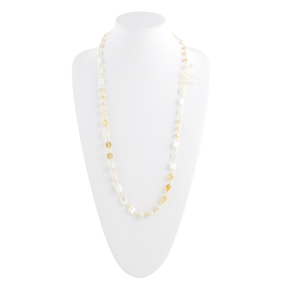 Collar de perlas blancas preciosas y cristales