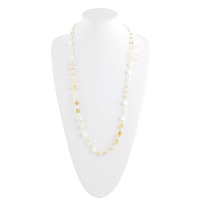 Collar de perlas blancas preciosas y cristales