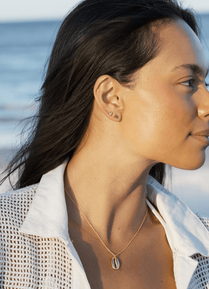 Halsband med guldkowrie