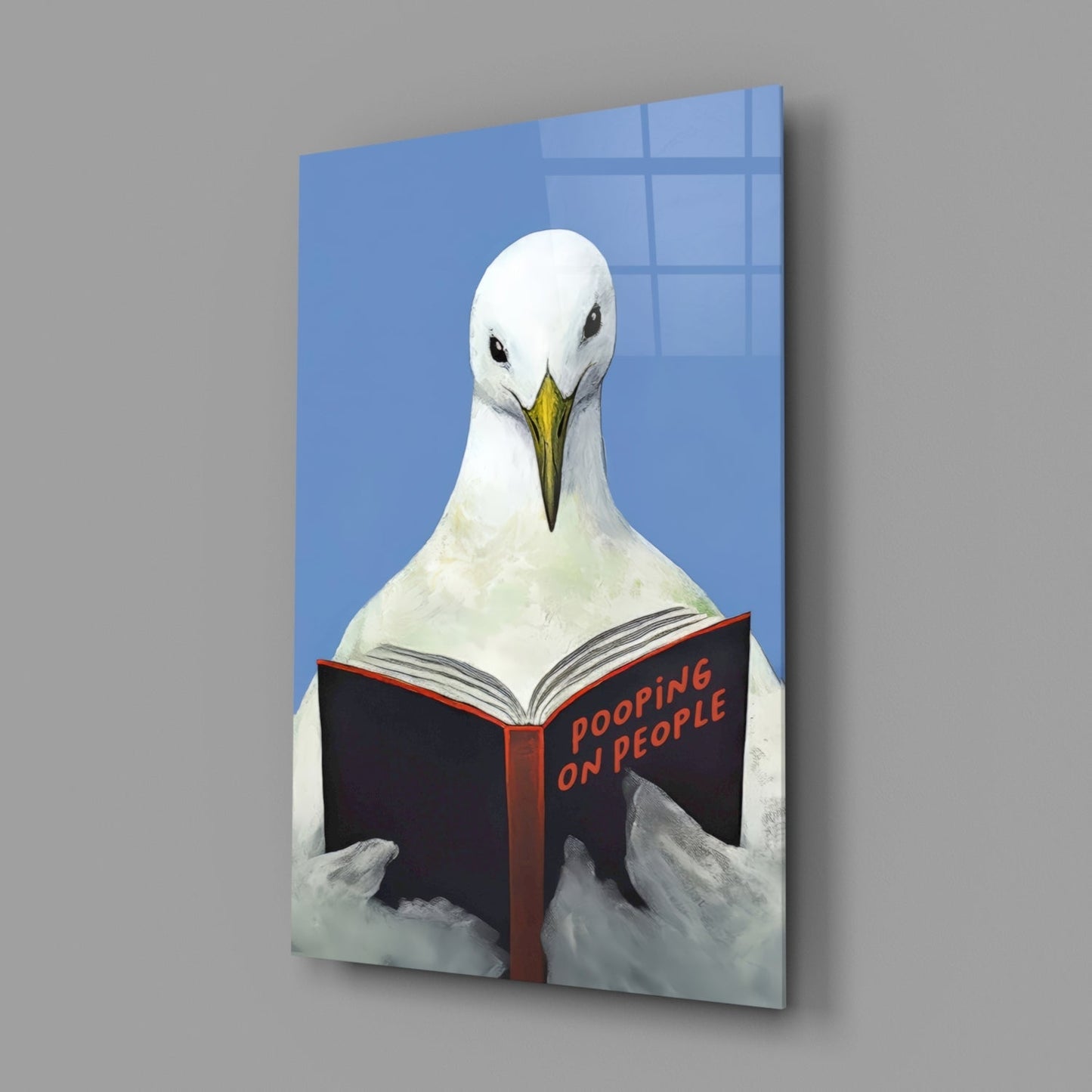 Glazen wanddecoratie met een blauwe lucht, een meeuw en een open boek