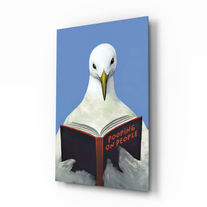 Glazen wanddecoratie met een blauwe lucht, een meeuw en een open boek