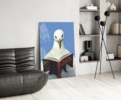 Glazen wanddecoratie met een blauwe lucht, een meeuw en een open boek