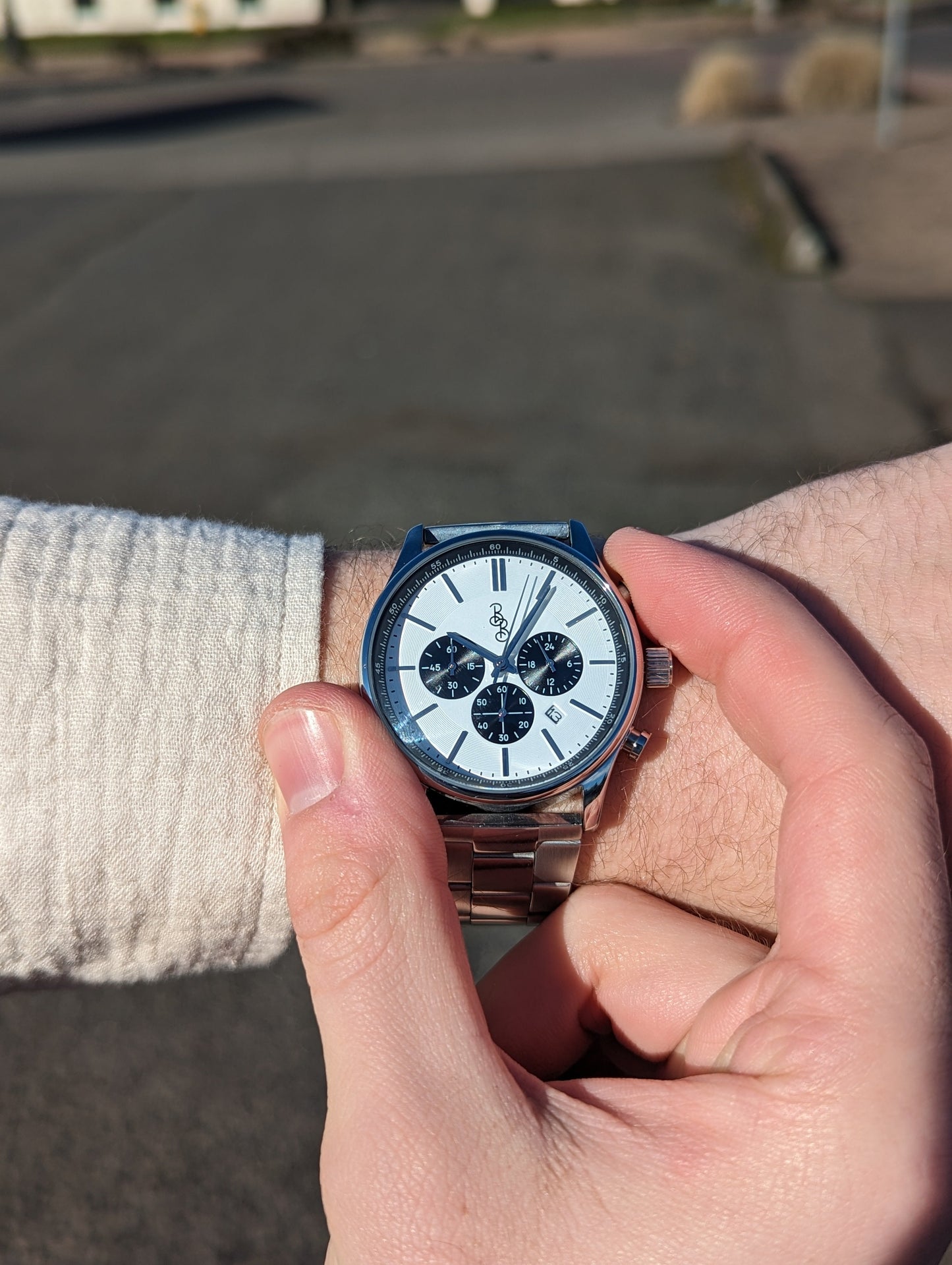 Biały i czarny chronograf