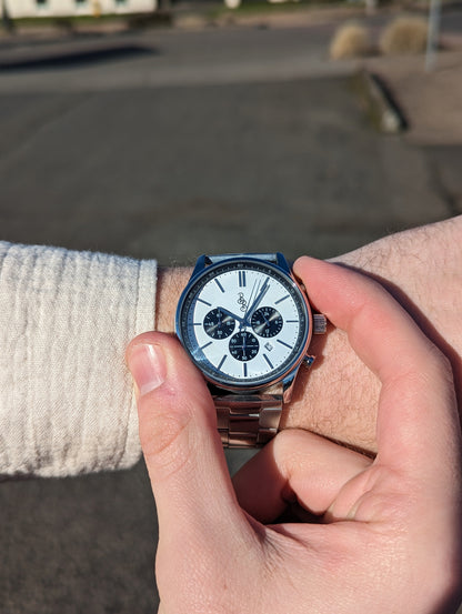 Biały i czarny chronograf