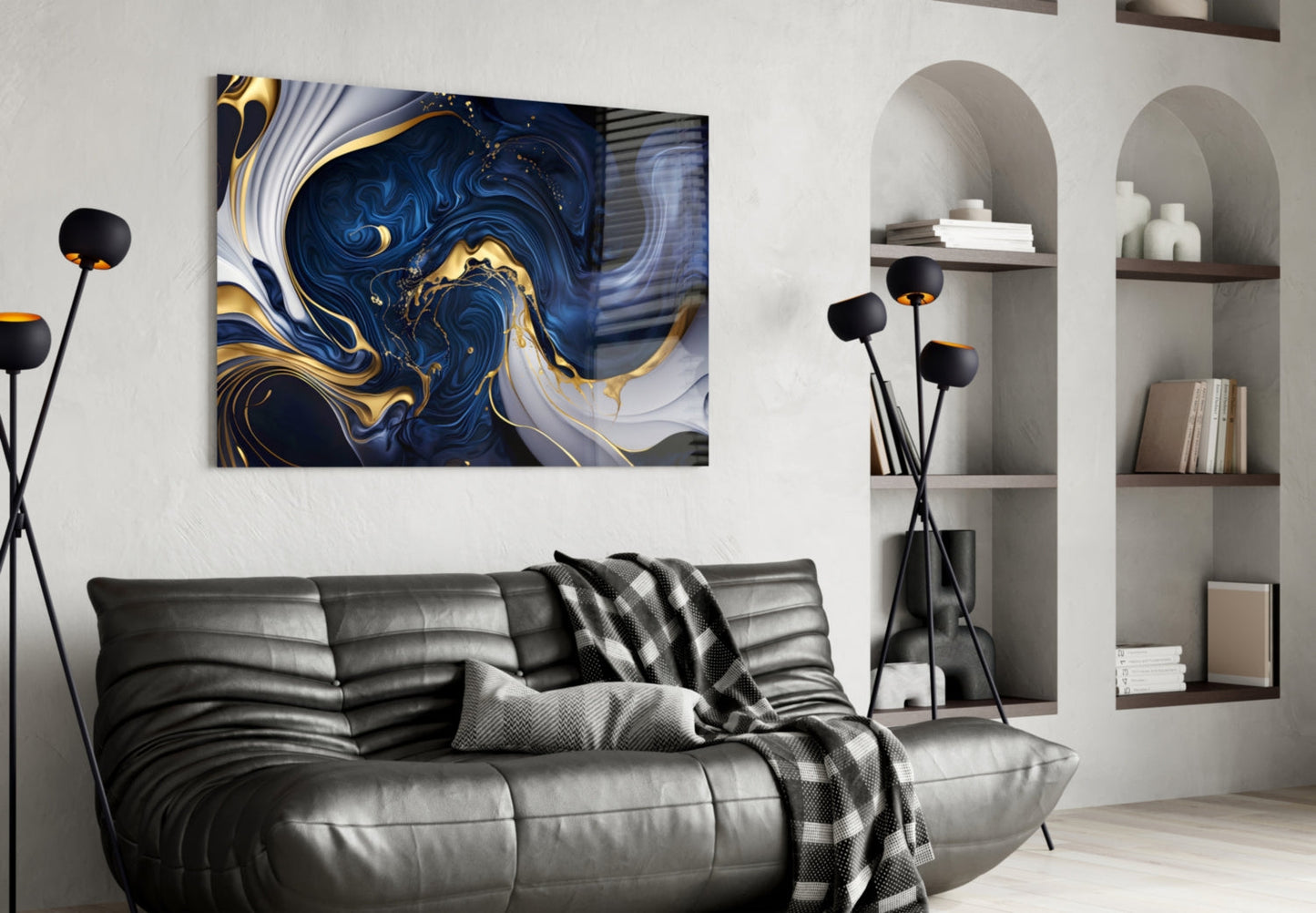 Arte de pared de vidrio azul medianoche con elegantes remolinos dorados