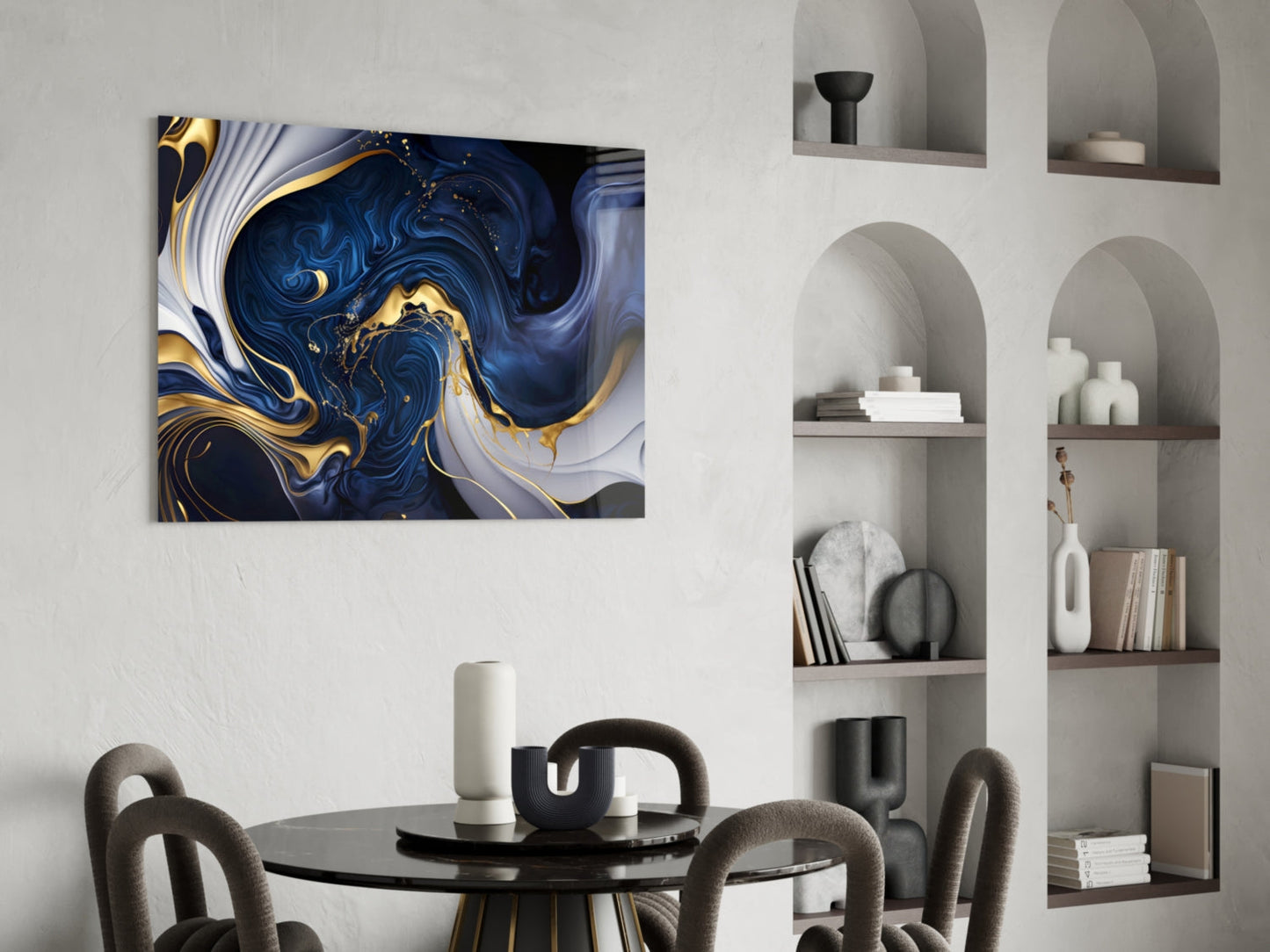 Arte de pared de vidrio azul medianoche con elegantes remolinos dorados