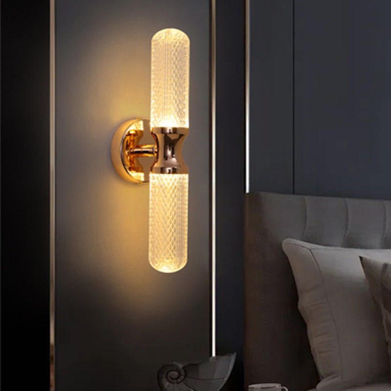 Světle luxusní moderní nordický minimalistický obývací pokoj, ložnice, dekorativní lampy na pozadí zdi a schodiště