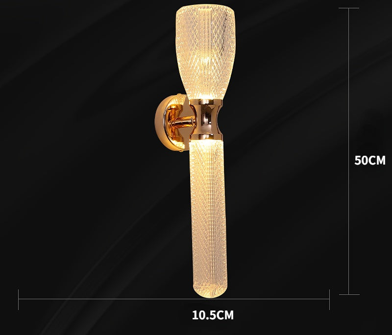 Světle luxusní moderní nordický minimalistický obývací pokoj, ložnice, dekorativní lampy na pozadí zdi a schodiště