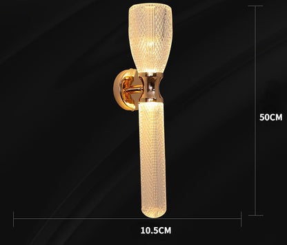 Světle luxusní moderní nordický minimalistický obývací pokoj, ložnice, dekorativní lampy na pozadí zdi a schodiště