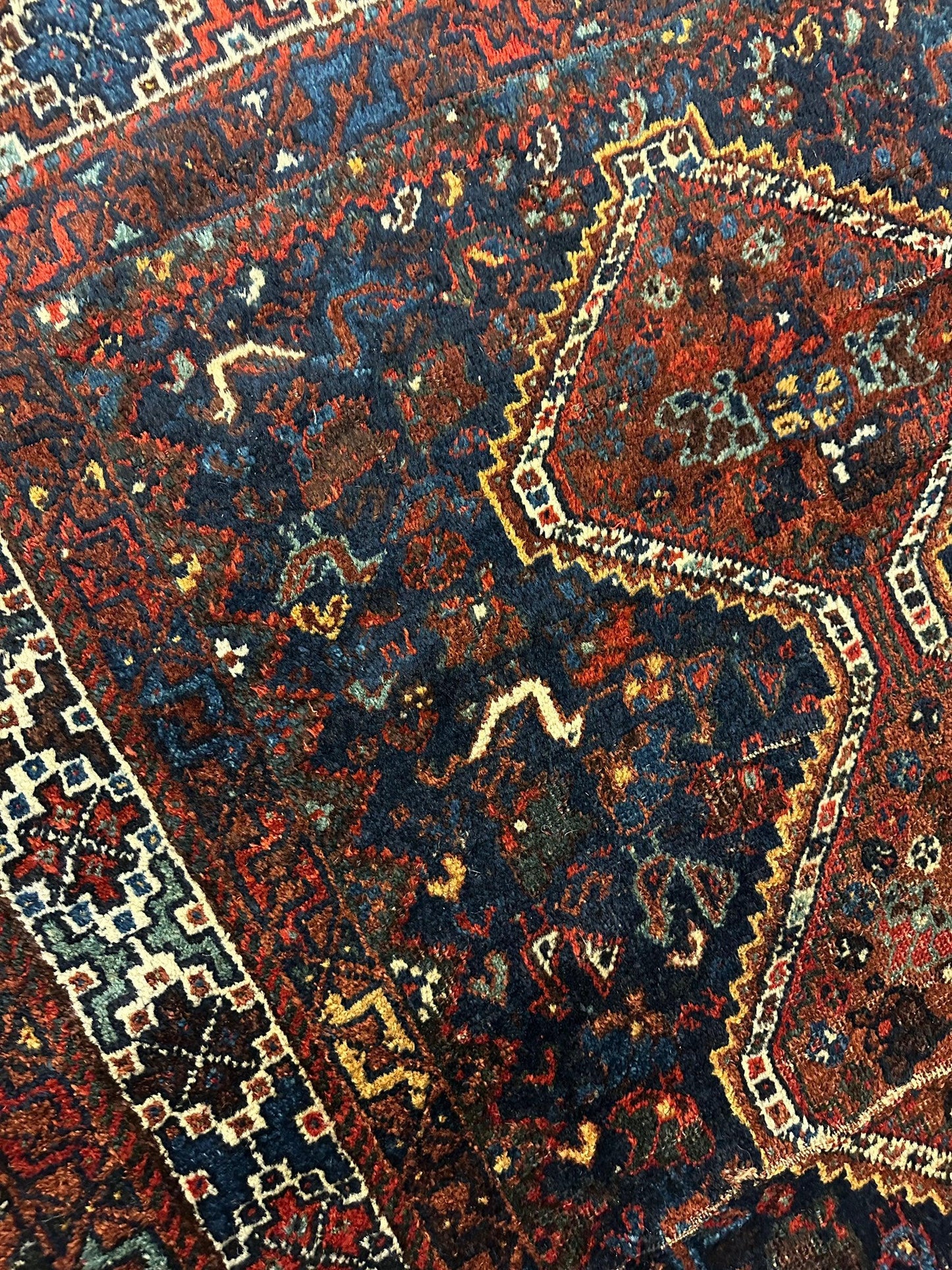 Tapis tribal antique persan Khamseh 4' x 5'10"