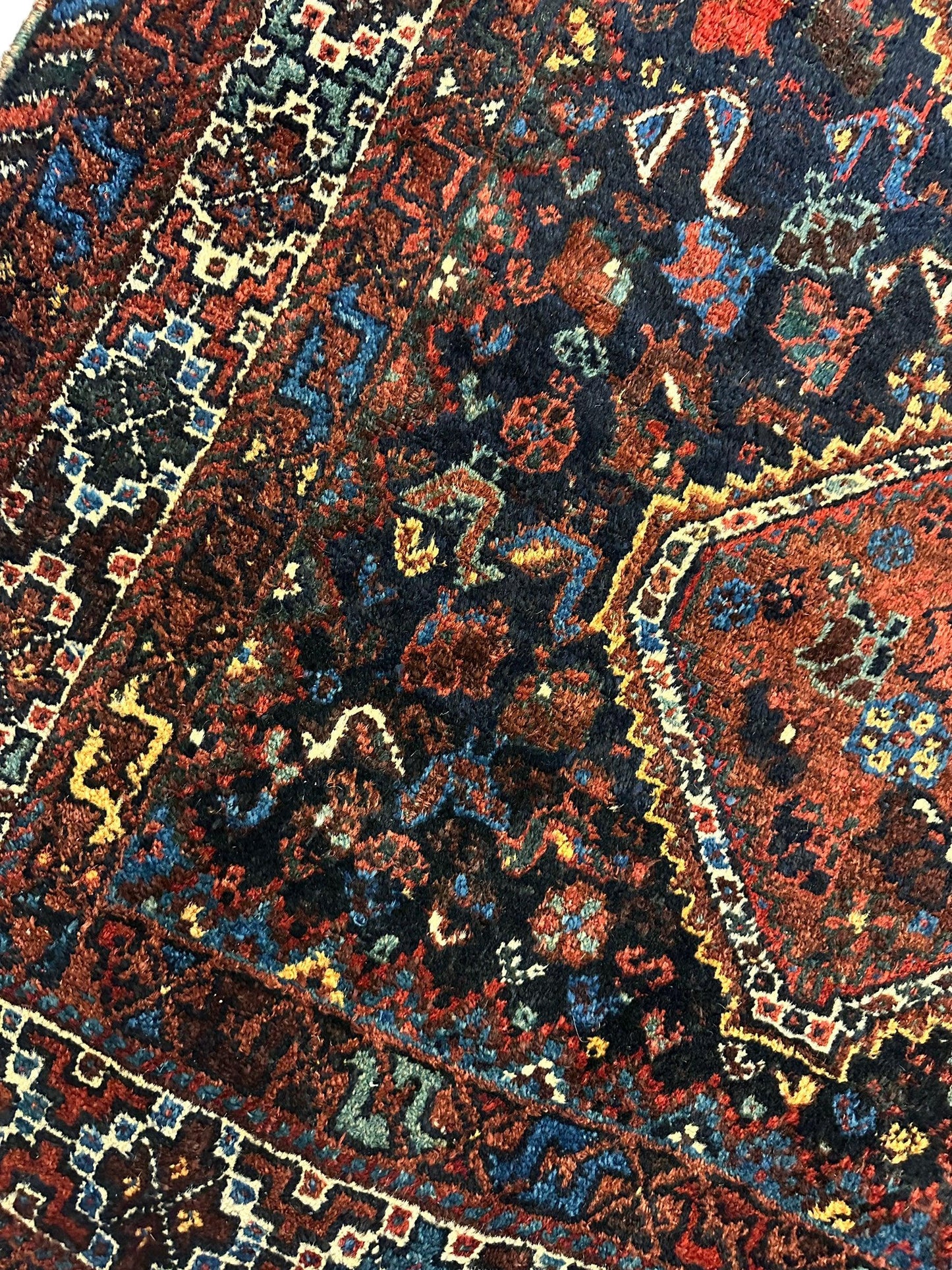 Tapis tribal antique persan Khamseh 4' x 5'10"