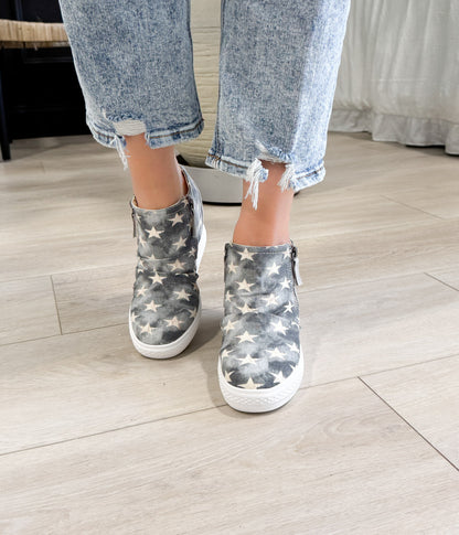 Koturny Ari w stylu sneakersów z denimu