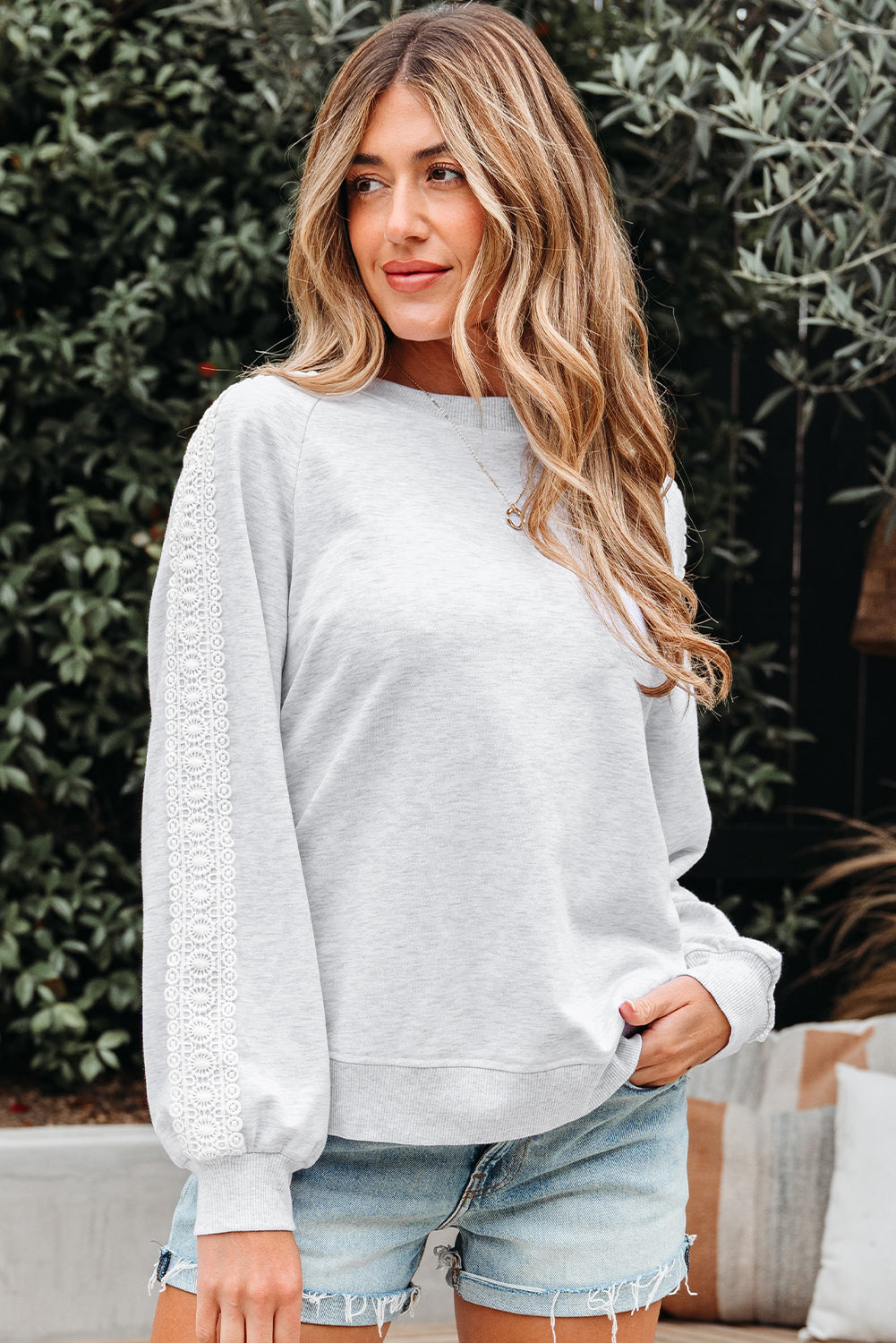 Bluza z okrągłym dekoltem, rękawami raglanowymi i koronkowym wzorem patchworkowym Peyton