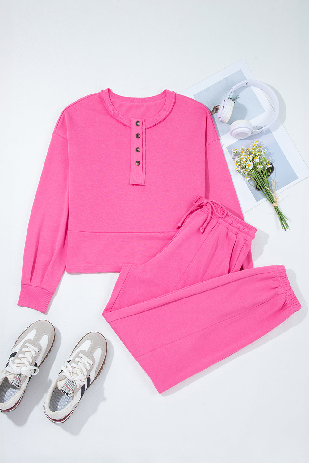 Vera Pullover mit rohem Saum und halben Knöpfen sowie Jogginghosen-Set