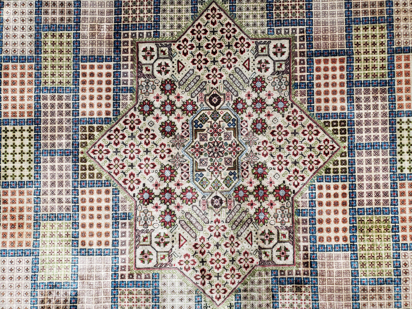 Sino-persisk silketeppe 6,4 x 9,9, svært fint håndknyttet teppe, paneldesign i flere farger, silketuster på silkebase, håndlaget vintage