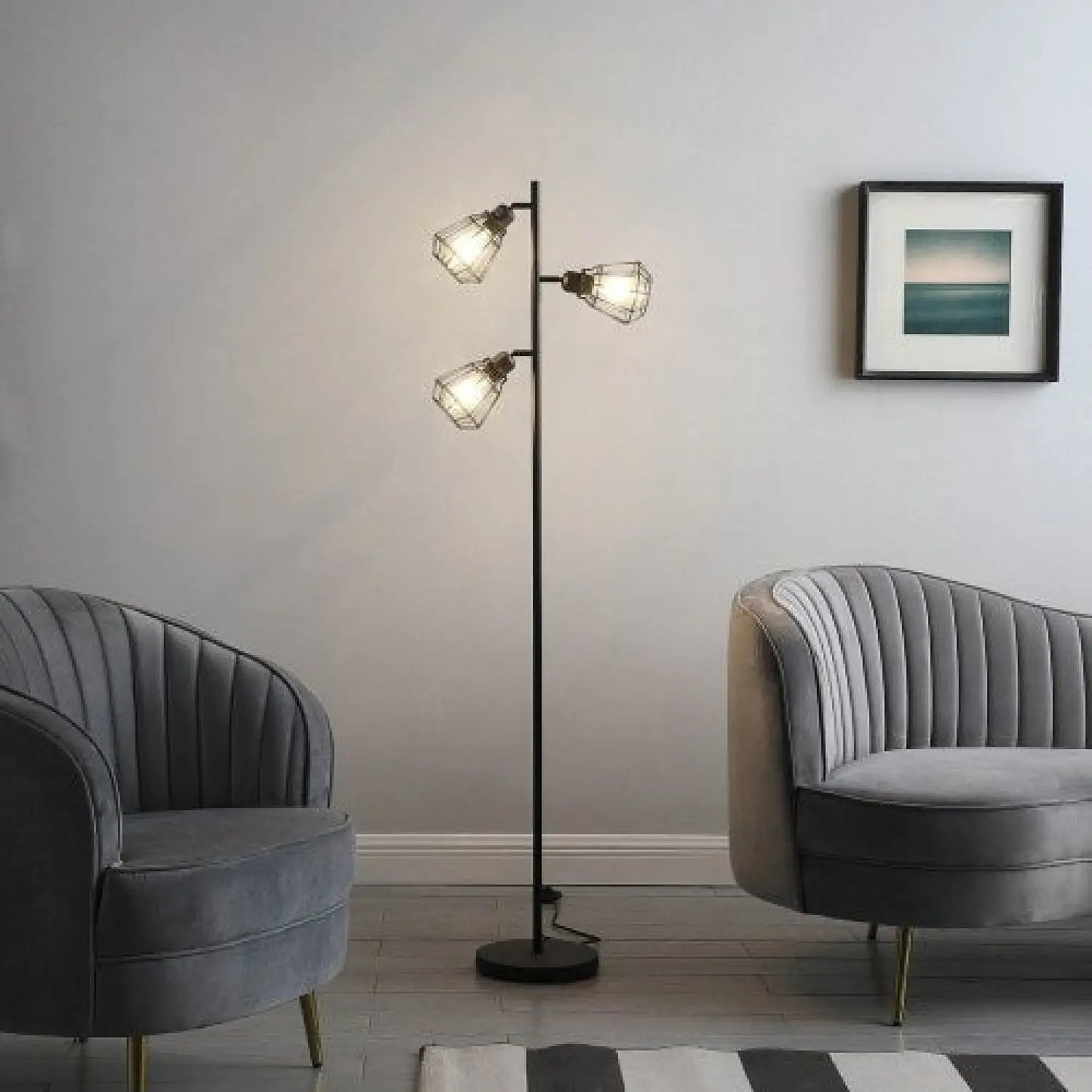 Svart och justerbar golvlampa i metall för rustika och moderna utrymmen
