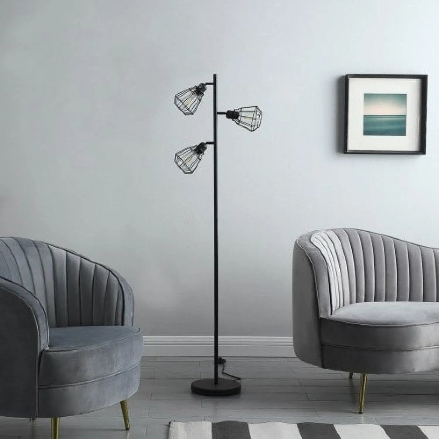 Svart och justerbar golvlampa i metall för rustika och moderna utrymmen