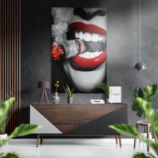Arte de pared en Dibond de aluminio cepillado con diseño de labios rojos quemando un rollo de dinero