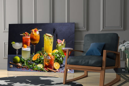 Arte de pared con vaso de cóctel y barra de untar de cítricos y hierbas